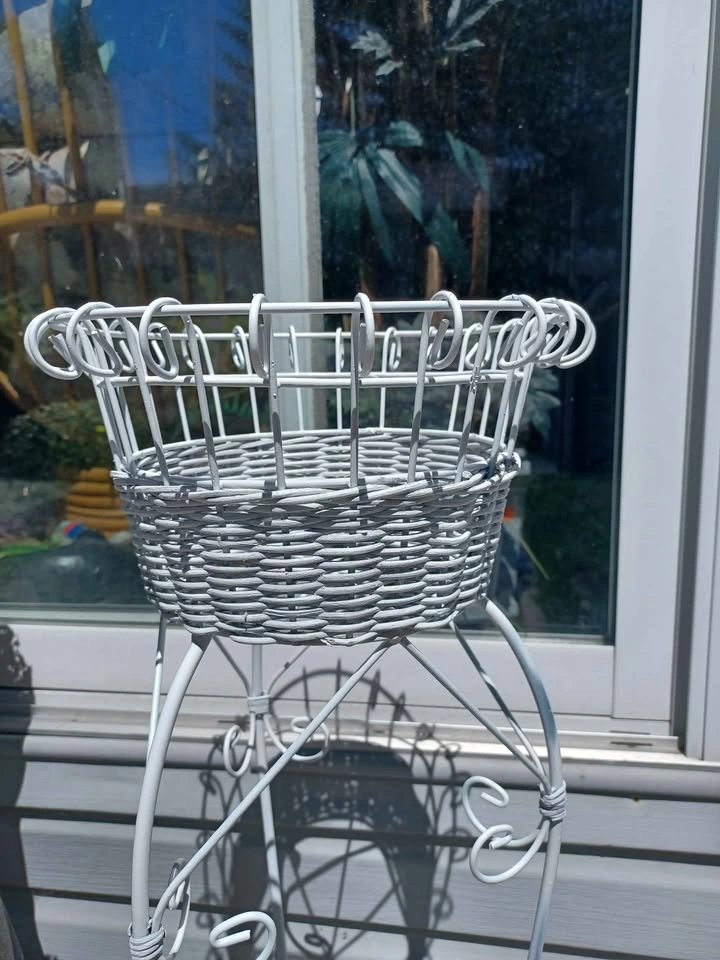 A Nice Vintage White Wicker and White Metal Plant Stand - photo 3