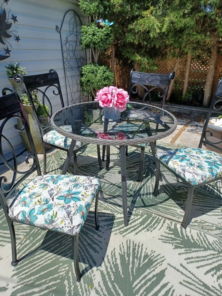 Dining Set: 4 Wrought Iron Chairs and Modern Glass Table - photo 5
