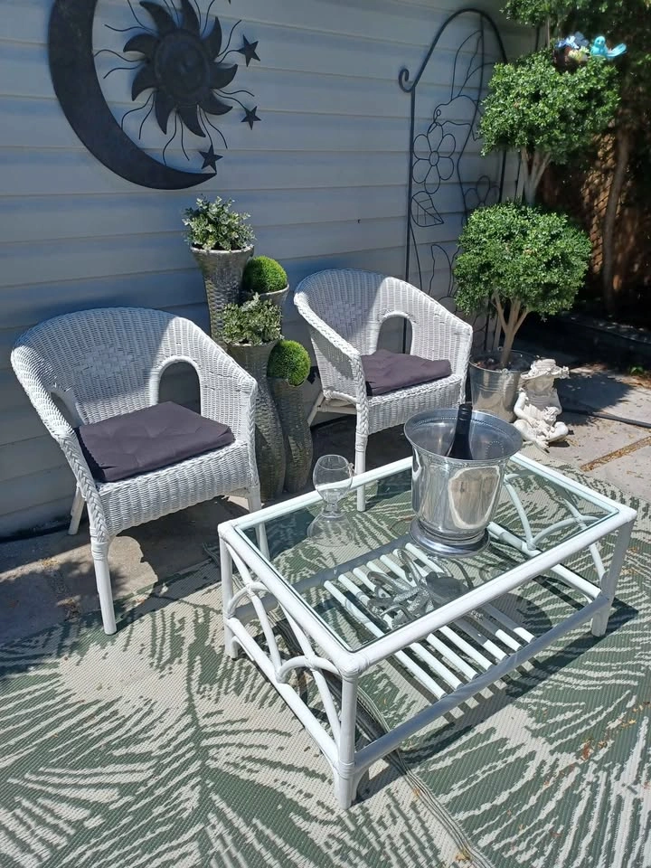 2 Wicker Chairs and Table Set - photo 3