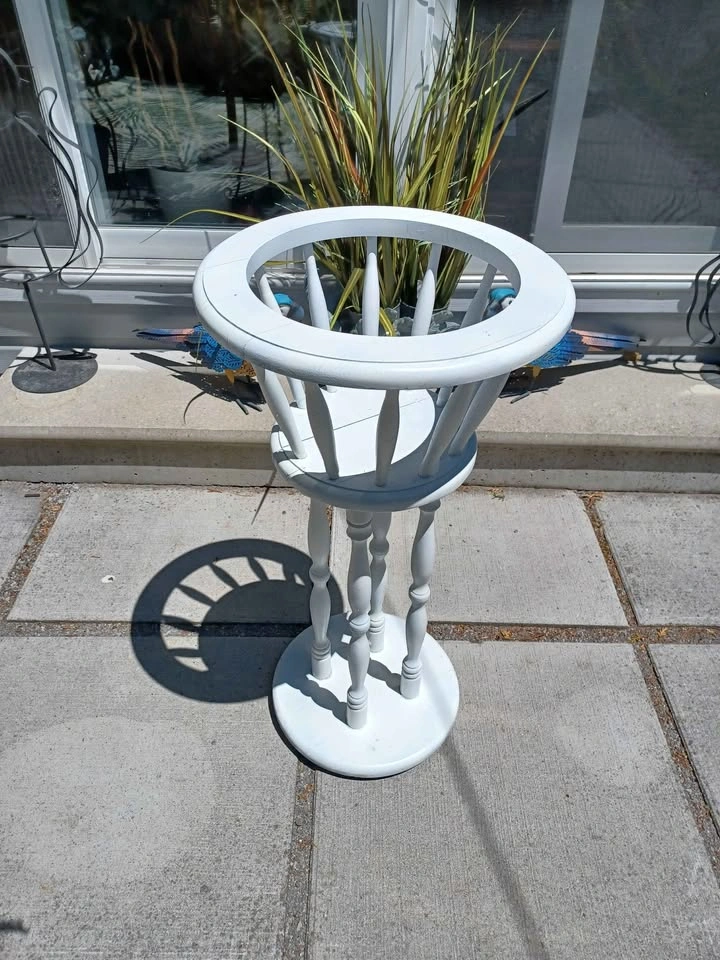 Solid Wood Vintage Spindle Leg Plant Stand in Good Condition - photo 3