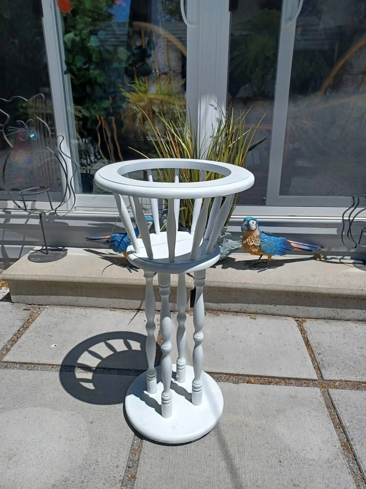 Solid Wood Vintage Spindle Leg Plant Stand in Good Condition - photo 4