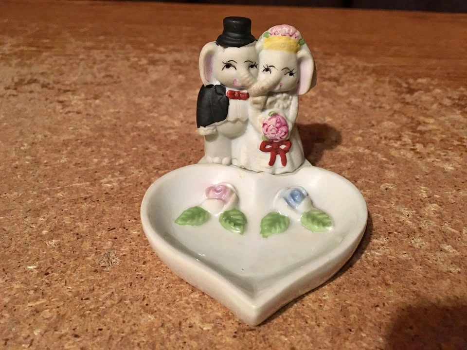 ELEPHANT BRIDE AND GROOM HEART SHAPED TRINKET DISH RING HOLDER