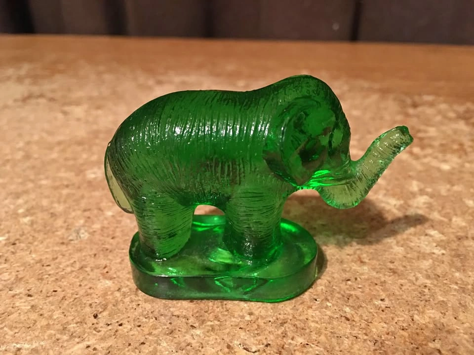 VINTAGE 80S MOSSER GREEN ART GLASS TRUNK UP ELEPHANT FIGURINE