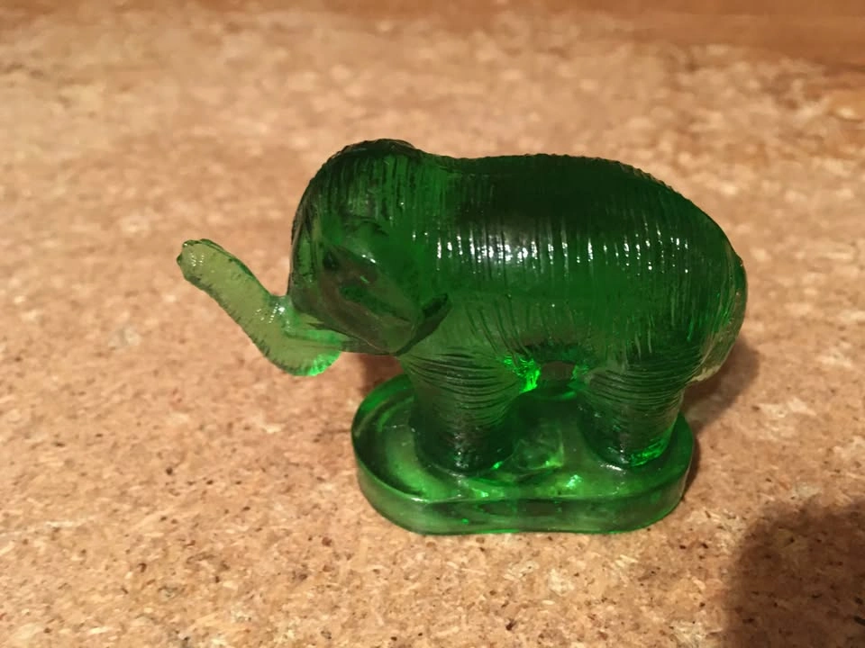 VINTAGE 80S MOSSER GREEN ART GLASS TRUNK UP ELEPHANT FIGURINE - photo 2