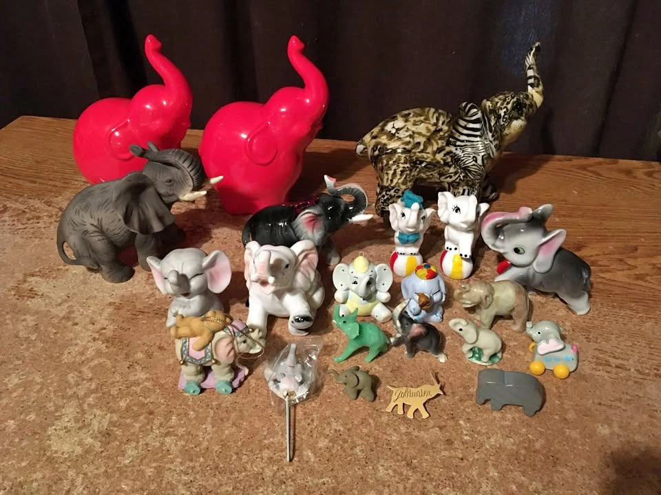 LOT OF 22 ELEPHANT FIGURES CERAMIC PORCELAIN ENESCO CIRCUS JAPAN