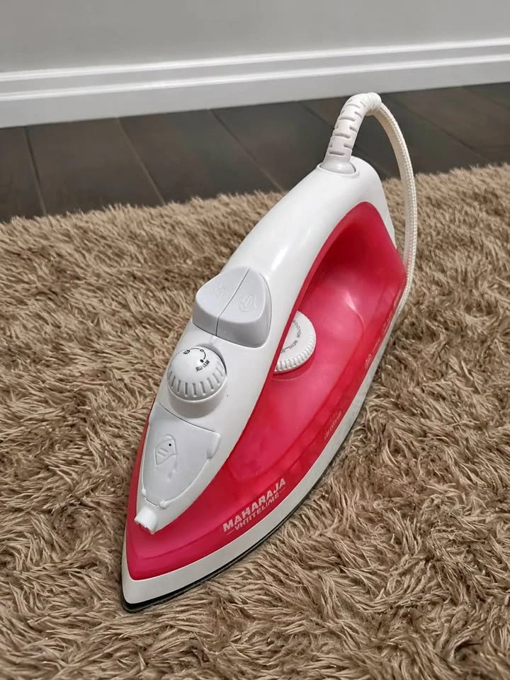 Steam Iron for clothes - Like New