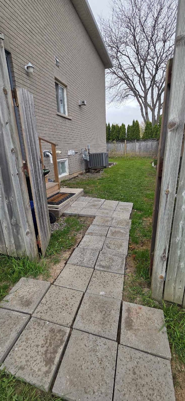 Spacious 2 bedrooms, 1 bath with all utilities included - photo 2