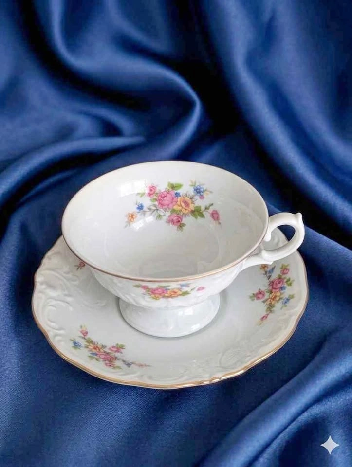 Set of 8 Vintage Wawel Poland Teacups & Saucers – Floral & Gold