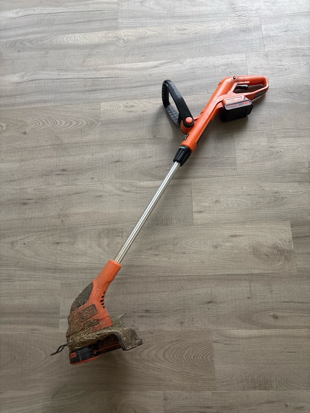 Black & Decker LST220 20V String Trimmer