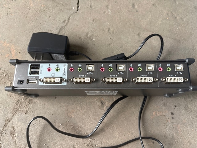 IOGEAR GCS1104 4-Port DVI KVM Switch - photo 2