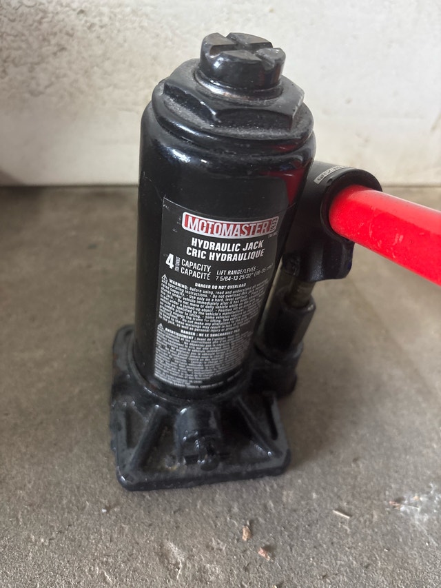 MotoMaster 4-Ton Hydraulic Bottle Jack