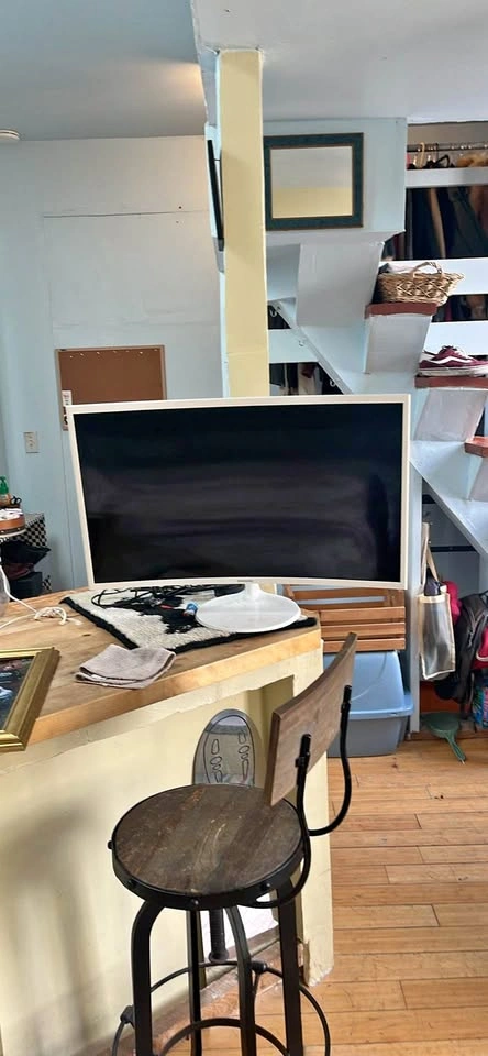 Rounded monitor