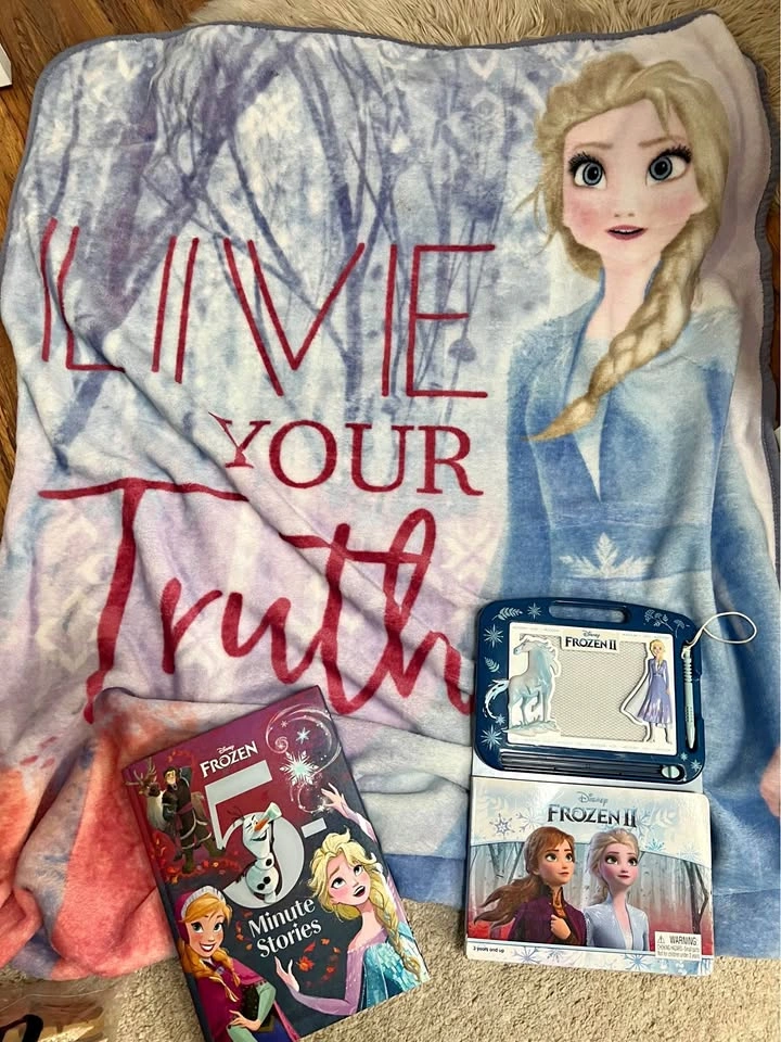FROZEN set - 2 books and a blanket