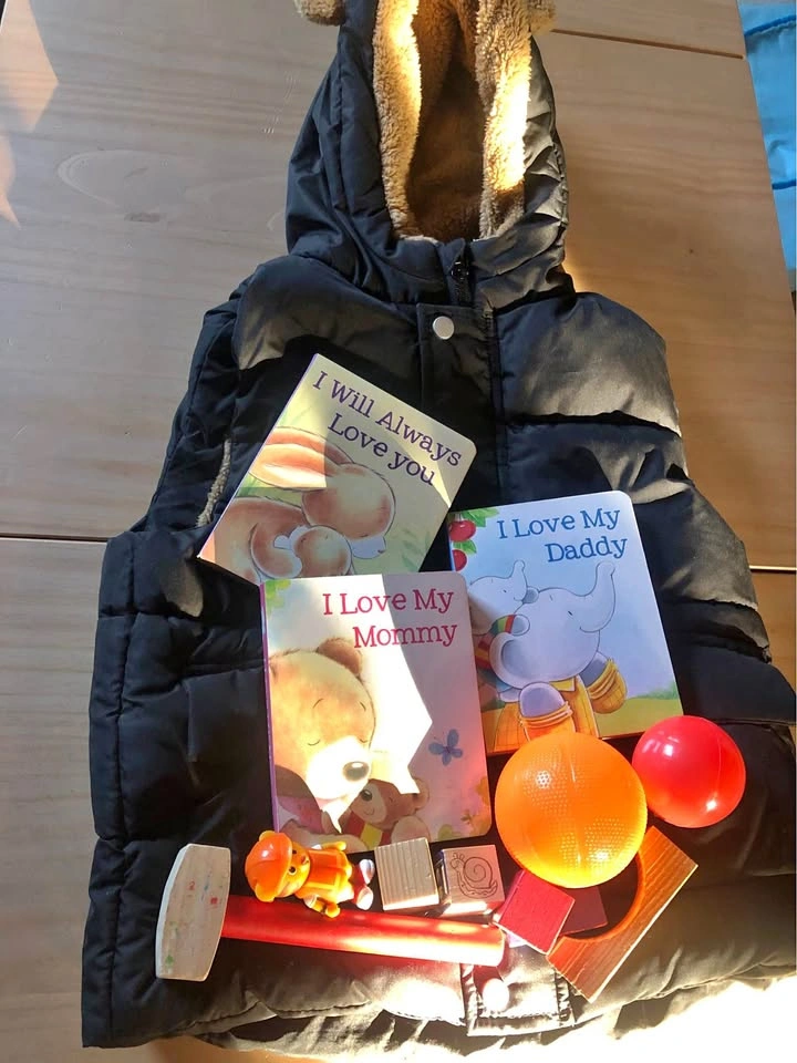 ⚽️ Puffer Vest with Bear Hood & Children's Books & Toys