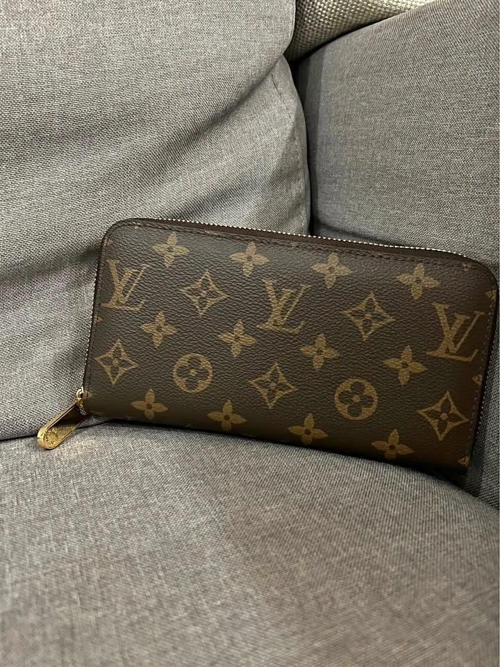 *(💲60)* Louis Vuitton Zippy wallet