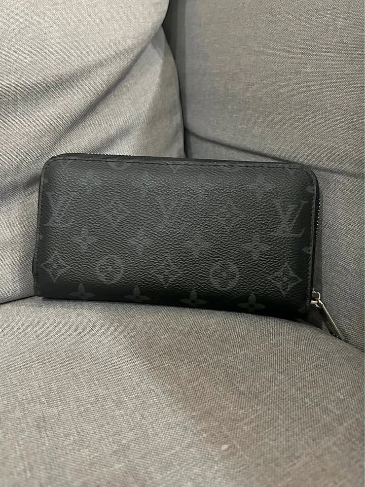 *(💲60)* Black Louis Vuitton zippy wallet