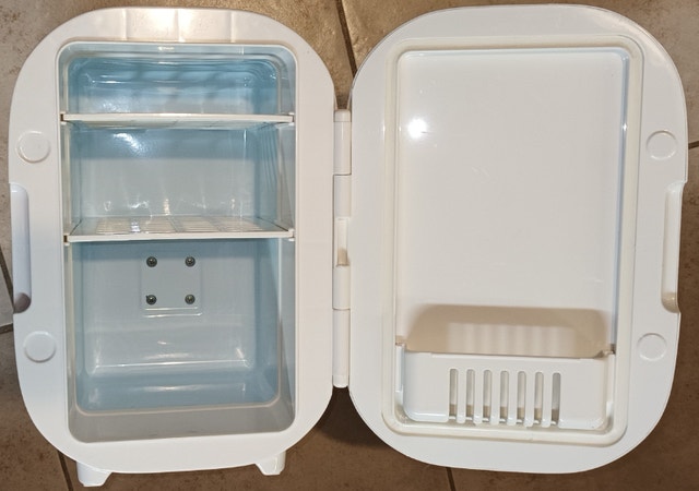 NEW 8 Liters Mini Refrigerator Makeup Skincare Fridge 110V /12V - photo 2