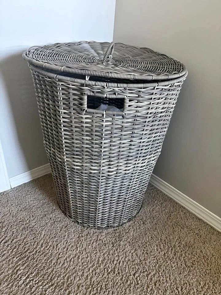 Bamboo Style Laundry Basket with Lid – Like New!