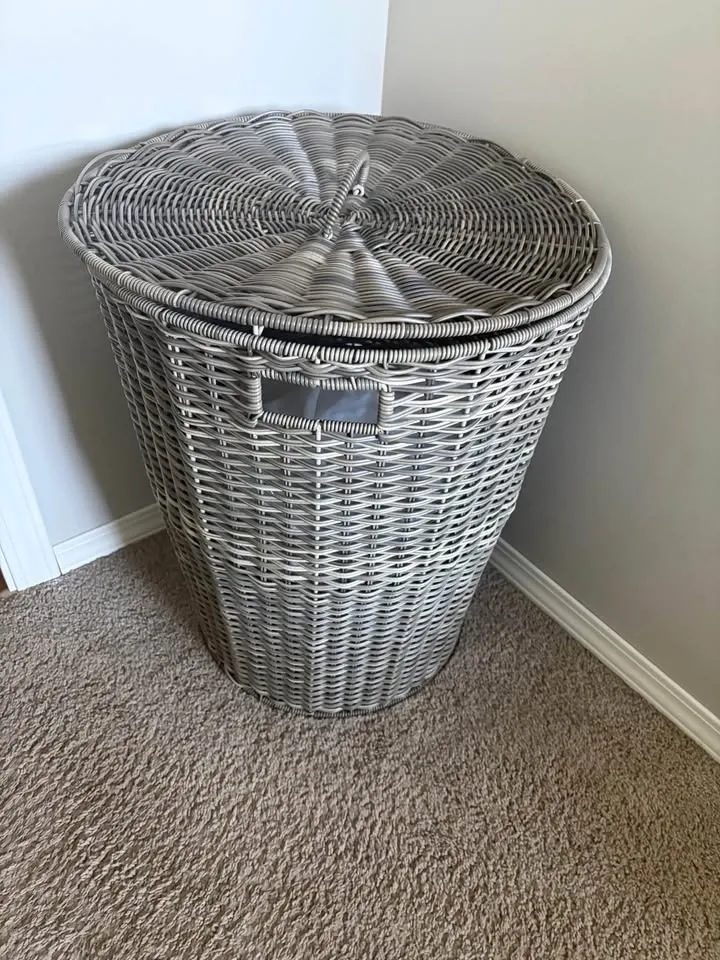 Bamboo Style Laundry Basket with Lid – Like New! - photo 2