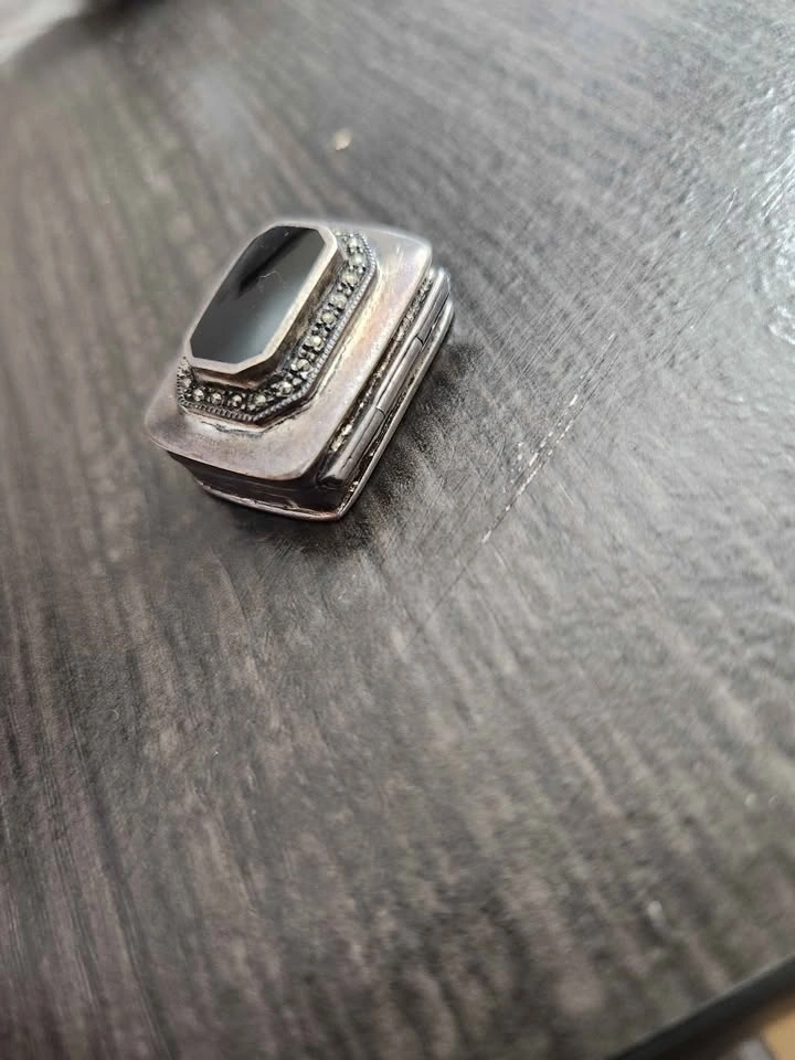 Vintage Sterling Pill Box, Black Onyx and Marcasite - photo 4