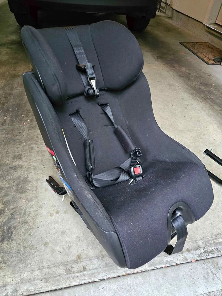 Clek Fllo Convertible Car Seat – Expires 2030