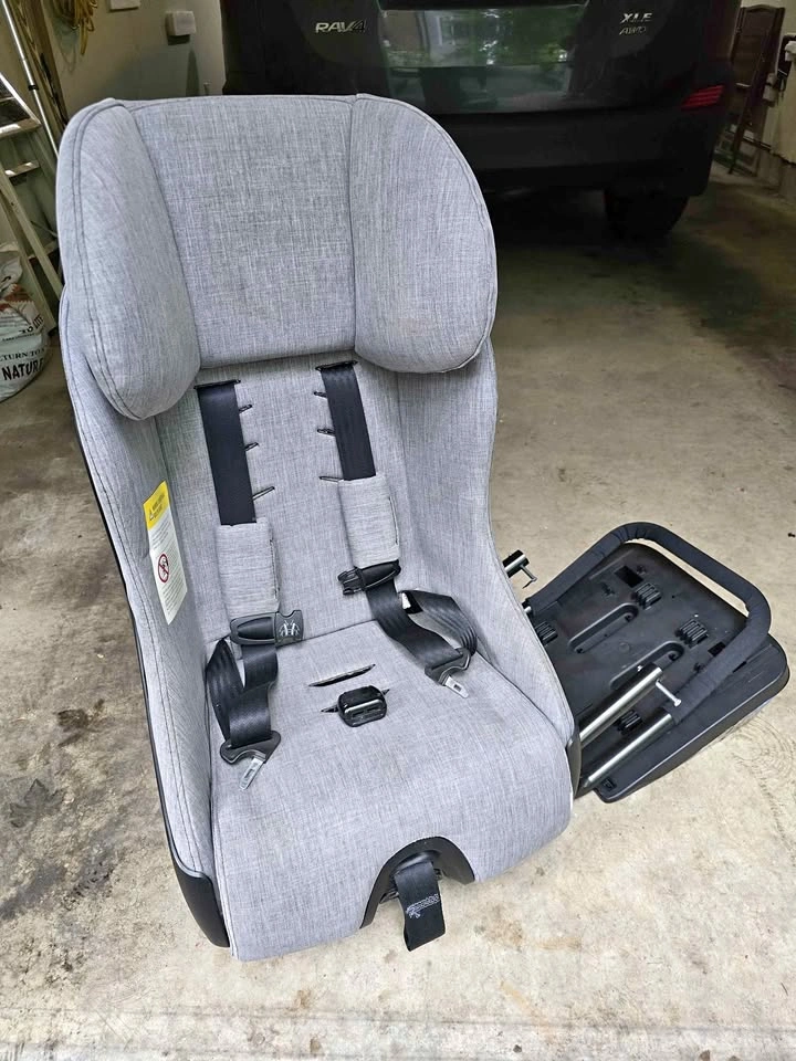 Clek Foonf Convertible Car Seat – Premium Model – Expires 2028