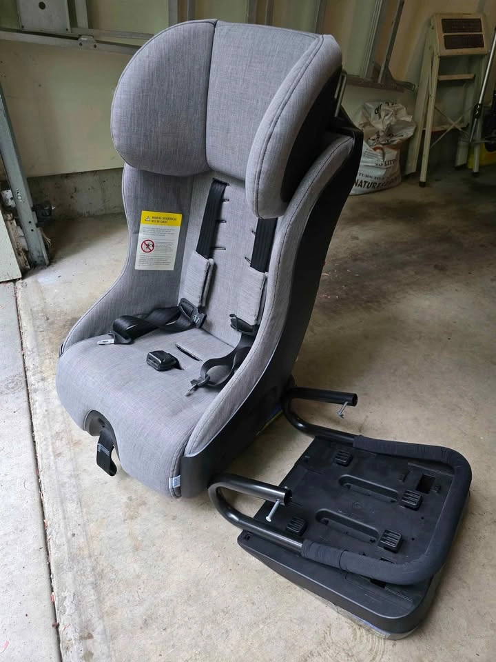Clek Foonf Convertible Car Seat – Premium Model – Expires 2028 - photo 2