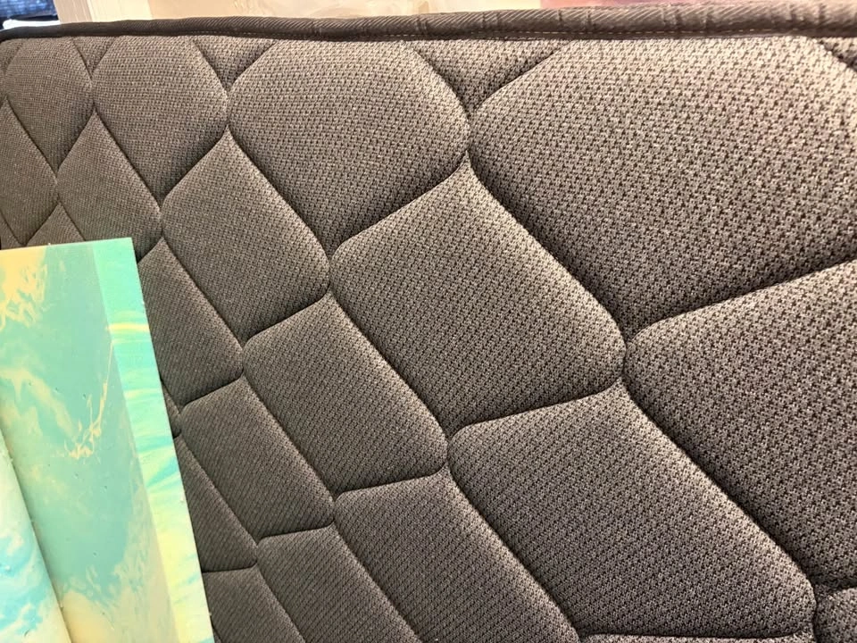 Queen mattress- immediate pick up - photo 4