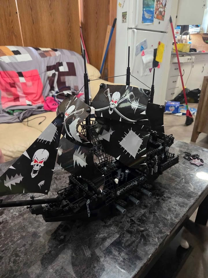 Lego Type Pirates Black Ship Assembled - photo 2
