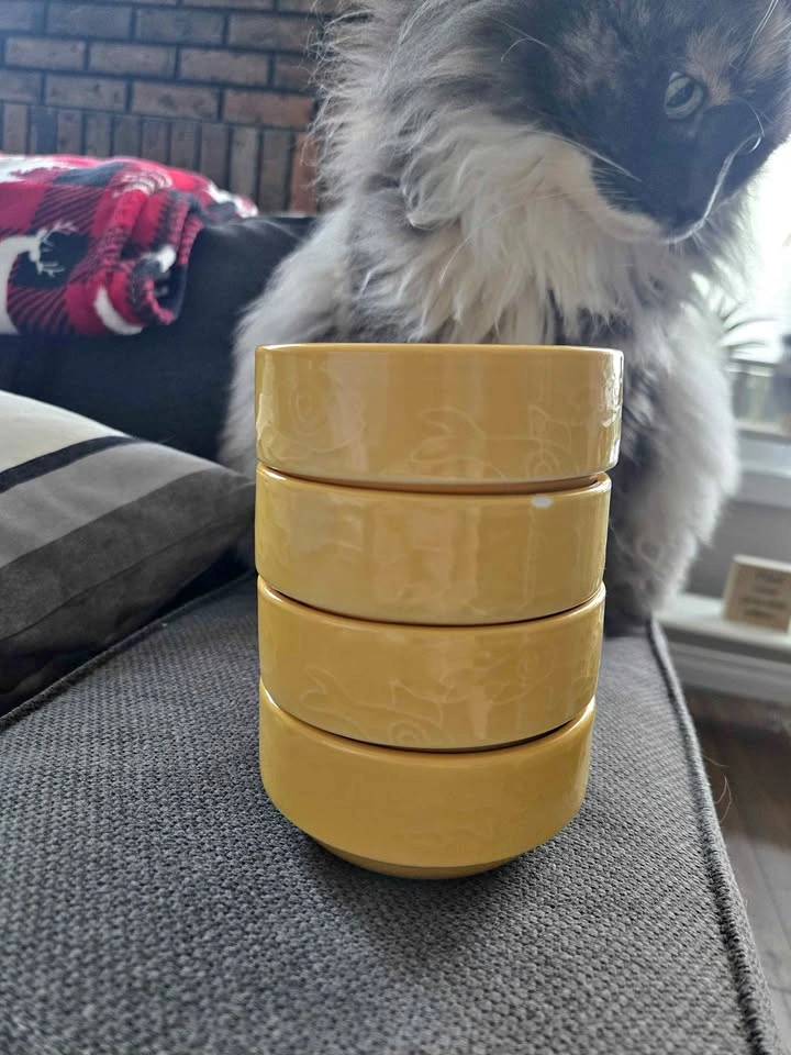 Yellow stackable bowls (set of 4)