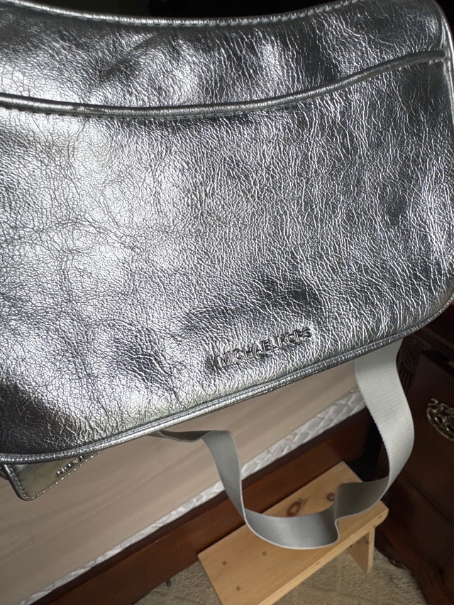Michael Kors silver metallic cross bag - photo 3