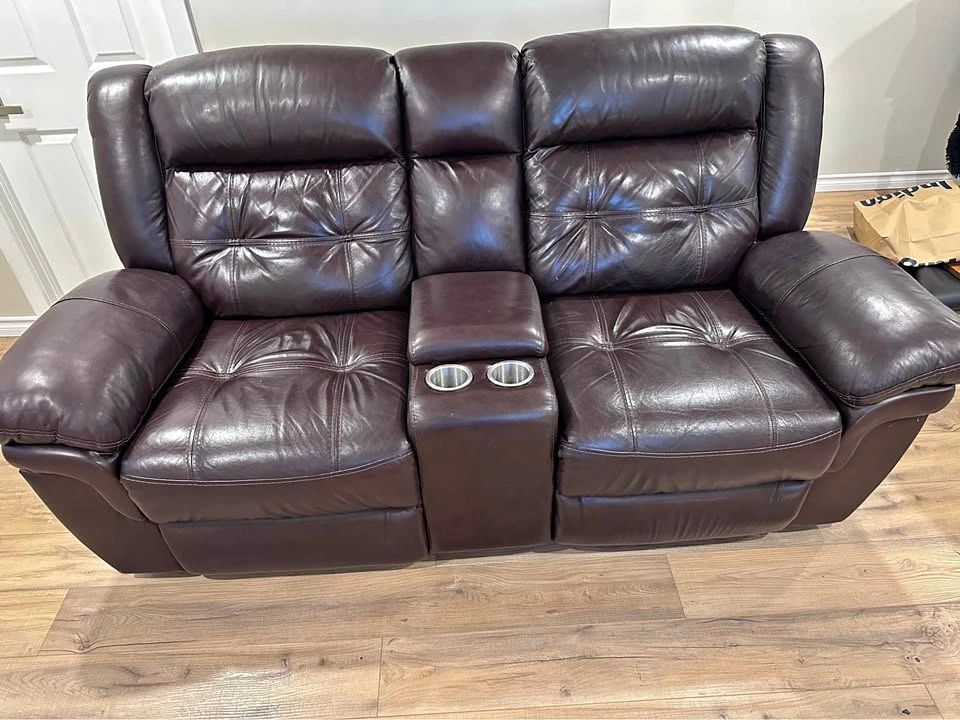Leather Reclining Loveseat in Excellent Condition