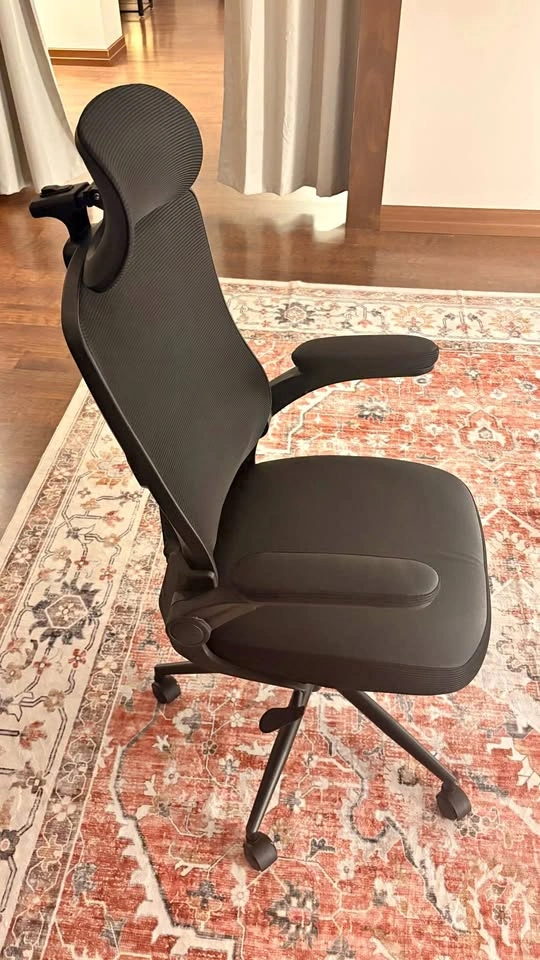 Ergonomic Office Chair – Adjustable Headrest & Lumbar Support