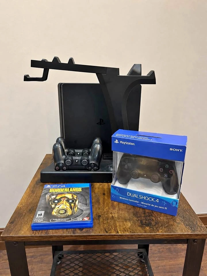 PS4 Slim 1TB Bundle | 3 Controllers + Charging Dock + Borderland