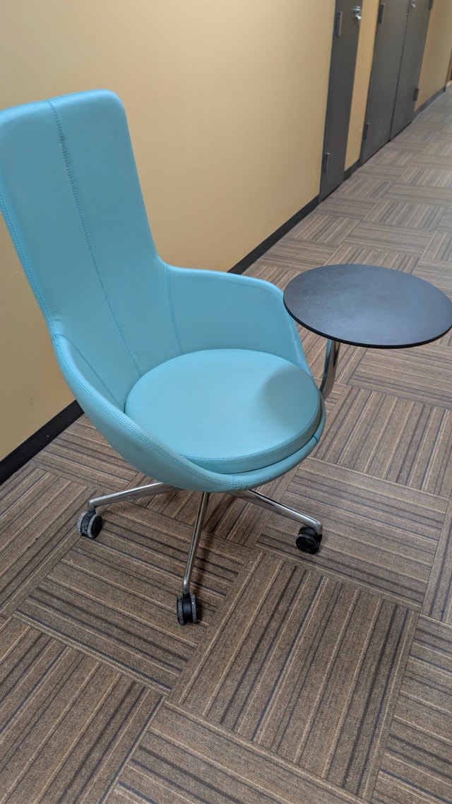 Keilhauer Hi End office chairs with tablet arm ⚽
