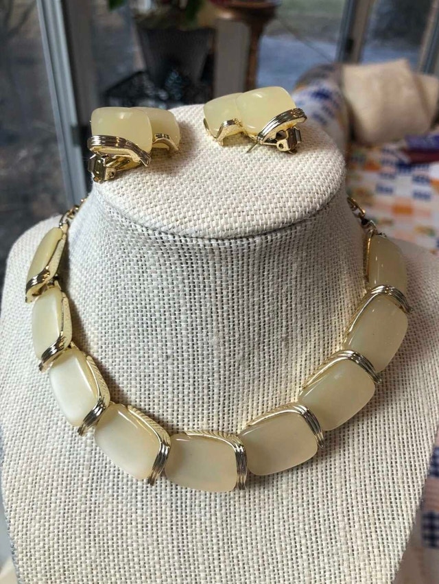 Vintage SIGNED LISNER Thermoset Cream & Gold Necklace/Earrings