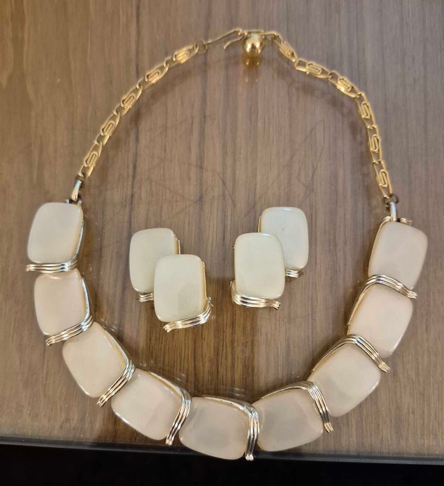 Vintage SIGNED LISNER Thermoset Cream & Gold Necklace/Earrings - photo 2
