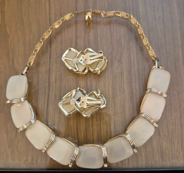 Vintage SIGNED LISNER Thermoset Cream & Gold Necklace/Earrings - photo 3