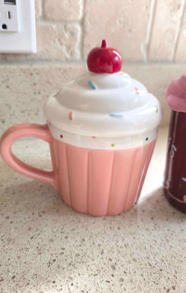 Pair of Ceramic Cupcake Mugs with lids - photo 2