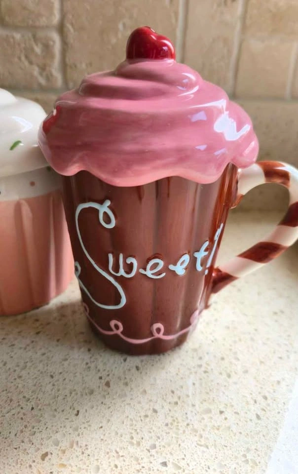 Pair of Ceramic Cupcake Mugs with lids - photo 3