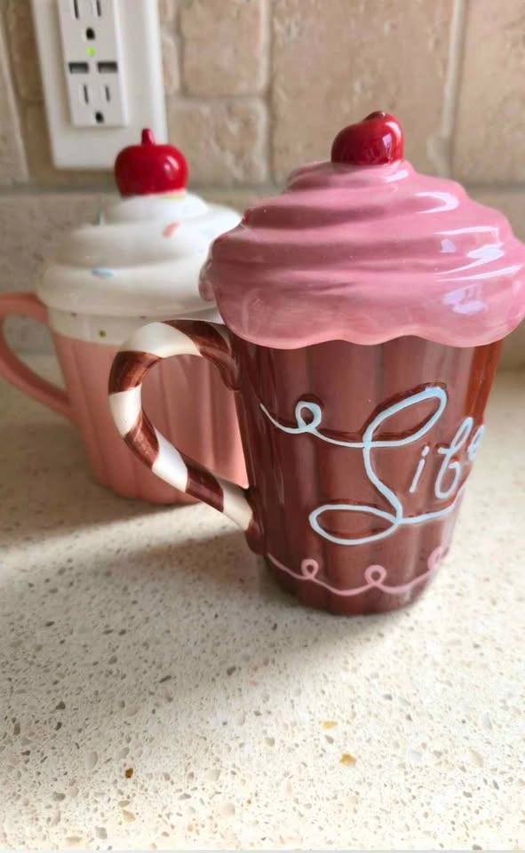 Pair of Ceramic Cupcake Mugs with lids - photo 4