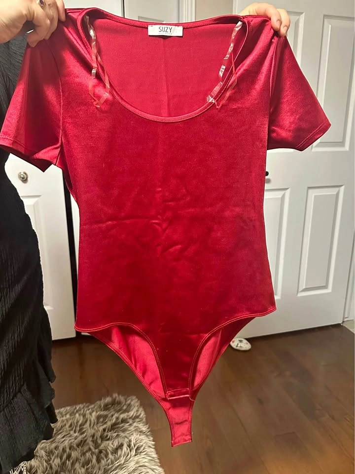 Suzy red top