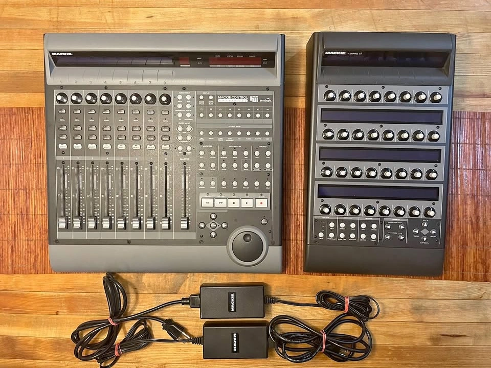 Mackie Control Universal + C4 Bundle
