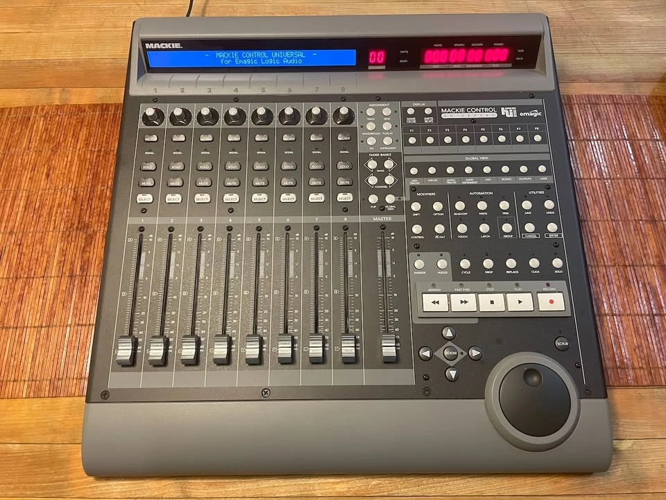 Mackie Control Universal + C4 Bundle - photo 2