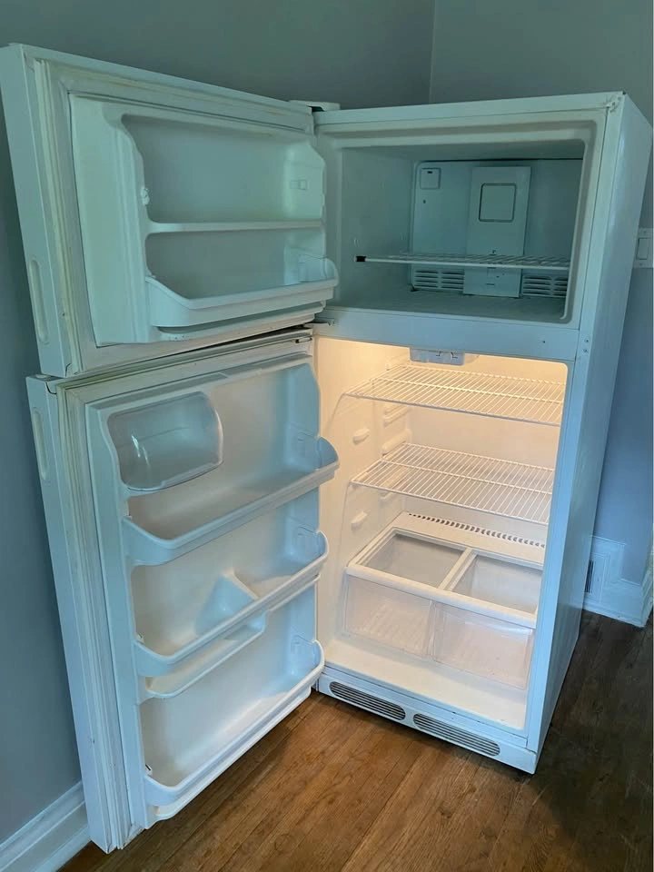 Selling a working white kenmore top-freezer refrigerator - photo 2