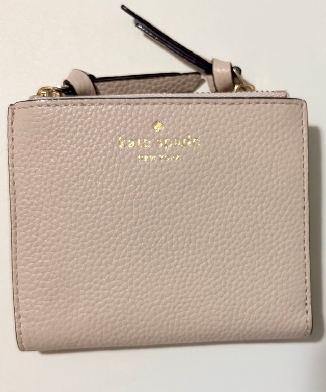 like new Kate Spade leather wallet with room for coins beige