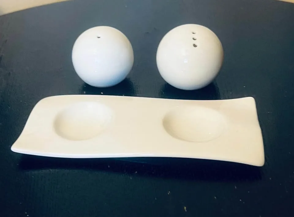Salt and Pepper Shakers with Tray / White Ceramic - photo 2
