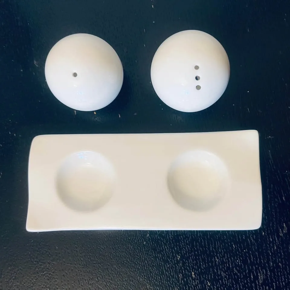 Salt and Pepper Shakers with Tray / White Ceramic - photo 3