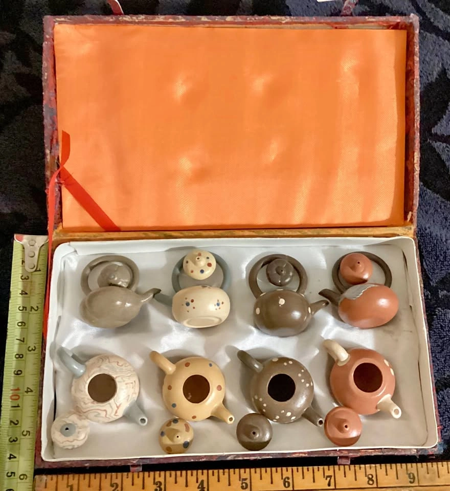 Vintage MINI TINY Teapots lot of 8 in case. No chips no cracks