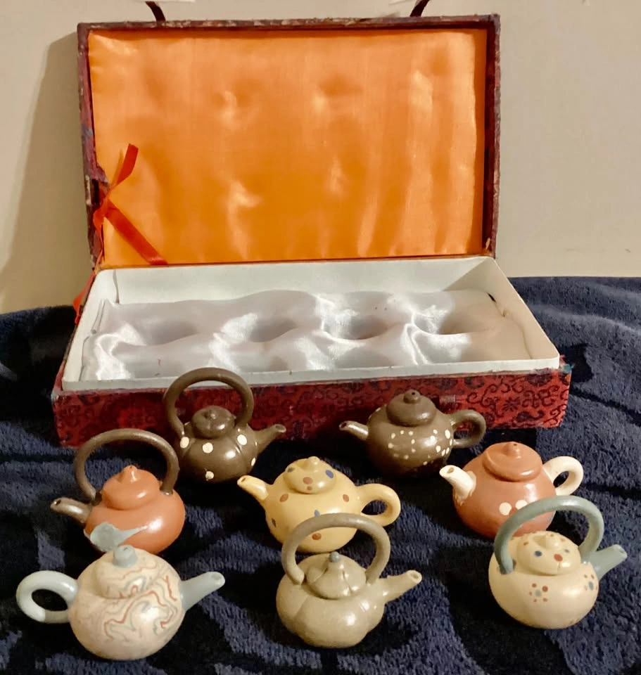 Vintage MINI TINY Teapots lot of 8 in case. No chips no cracks - photo 2